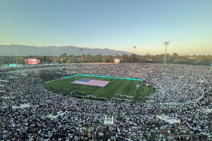 El Rose Bowl de Pasadena no se llenó pero tuvo una buena entrada de más e 70,000 aficionados.