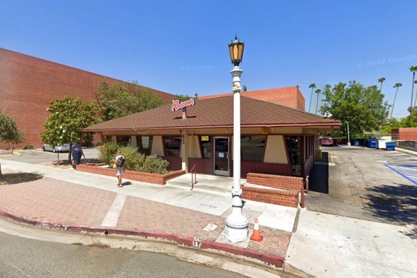 Pasadena, California-Roscoe's House of Chicken is closing their Pasadena location 823 N Lake Ave, Pasadena, California (Google Maps)