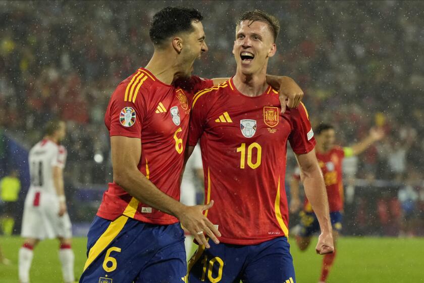 El español Dani Olmo celebra tras anotar el cuarto gol de su equipo en el encuentro de octavos de final de la Eurocopa ante Georgia el domingo 30 de junio del 2024. (AP Foto/Frank Augstein)