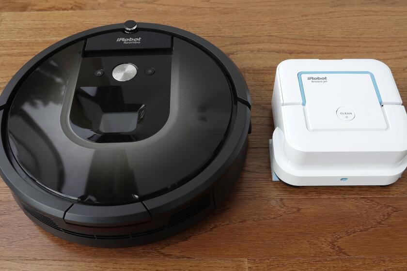 ARCHIVO - En esta fotografía del 25 de agosto de 2016, una aspiradora Roomba de iRobot (izquierda) junto a un limpiador para pisos Braava Jet, en la sede de la compañía en Bedford, Massachussets. (AP Foto/Charles Krupa, Archivo)