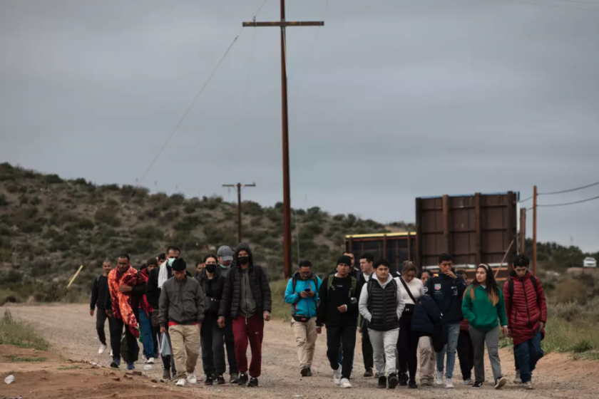 Docenas de migrantes llegan a un campamento